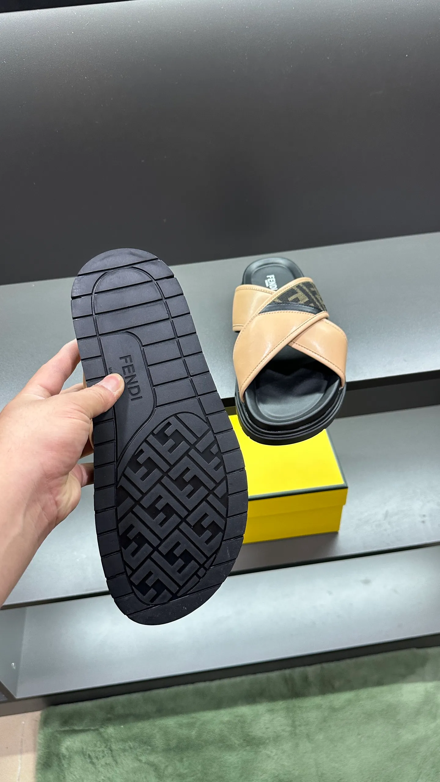 P300 [Fendi Slippers] High-end men's shoes brand, official website 1:1 latest masterpiece: original mold customization, fabrics made of imported original materials, upgraded outsole, lighter and non-slip. The market's top quality, simple yet tasteful, a must-have for fashionistas, fashionable at your feet, full of confidence, the same style at the counter 👍The season of summer slippers is here. Code: 38-45, 46 order